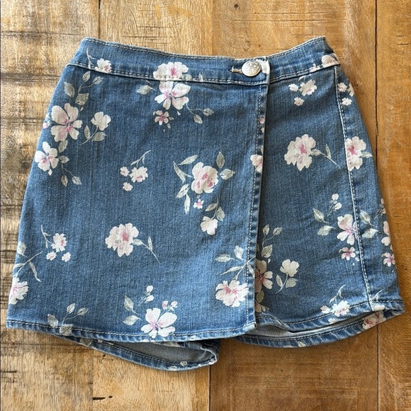 OshKosh B'gosh Other - OshKosh Floral Denim Wrap Shorts 4t